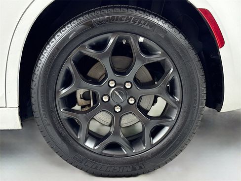 Used 2023 Chrysler 300 Touring L image 11