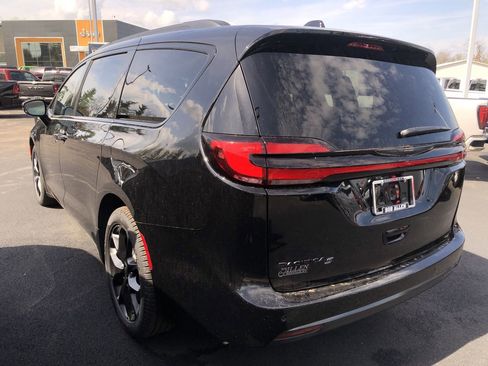New 2026 Chrysler Pacifica Select image 4