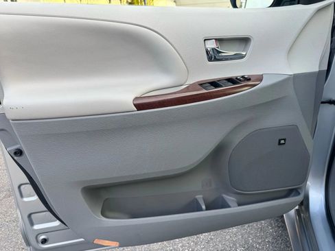 Used 2014 Toyota Sienna XLE w/ XLE Premium Package image 36