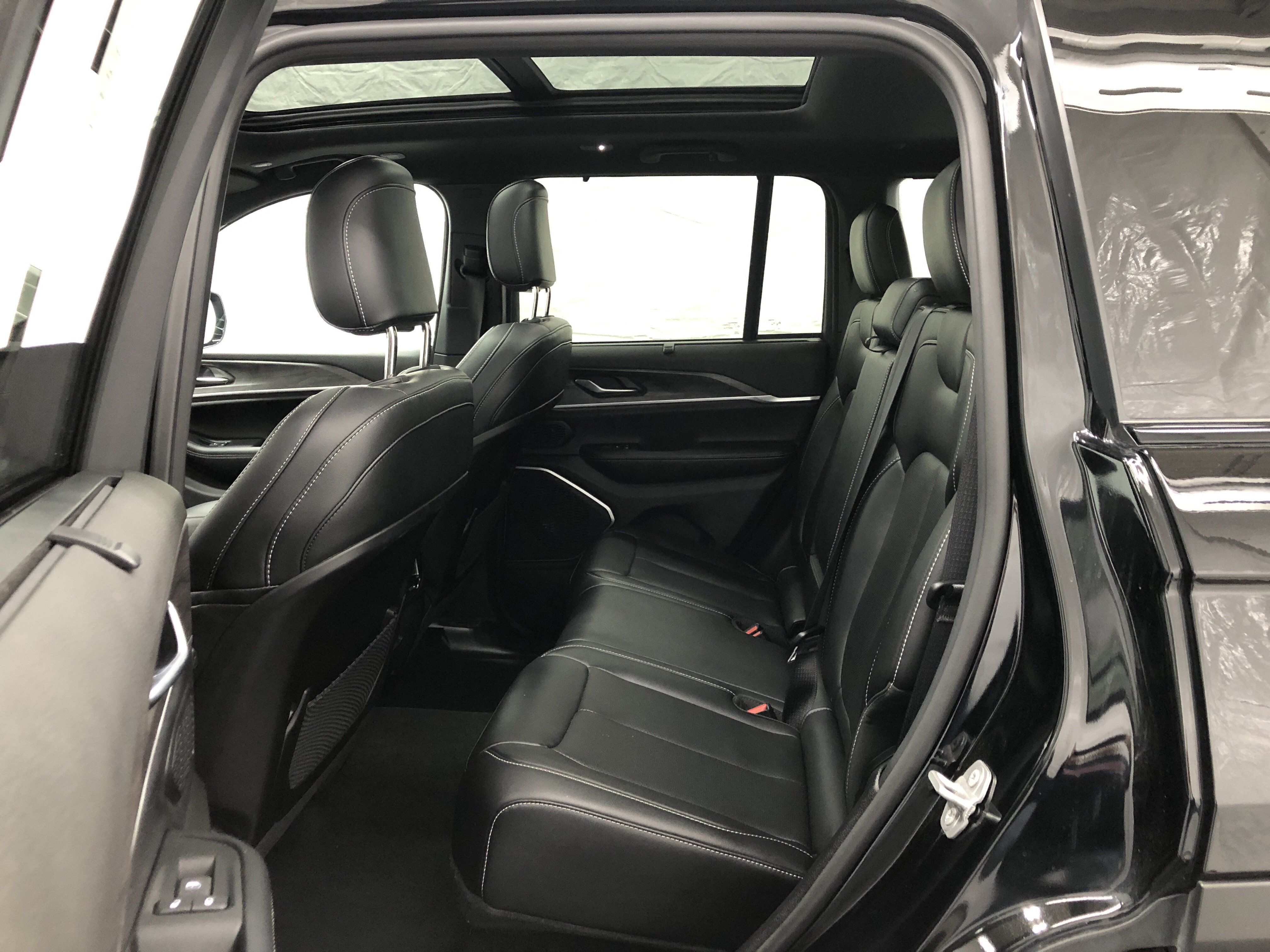 Certified 2025 Jeep Grand Cherokee Limited w/ Luxury Tech Group II AWD/4WD image 11