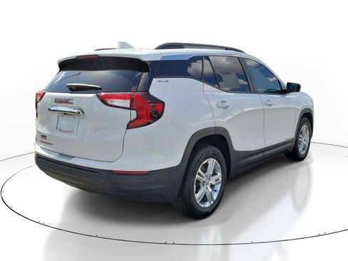 Used 2022 GMC Terrain SLE w/ Driver Convenience Package FWD image 4