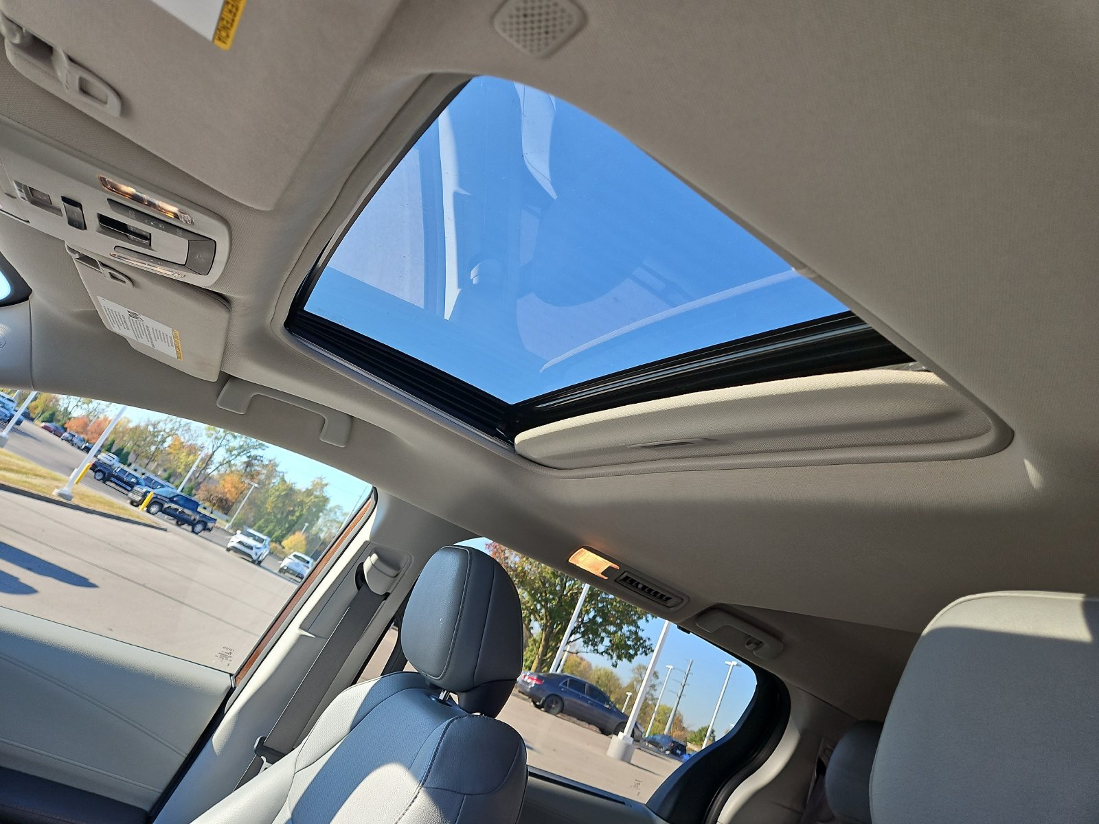 Certified 2022 Toyota Sienna XLE w/ XLE Plus Package FWD image 19