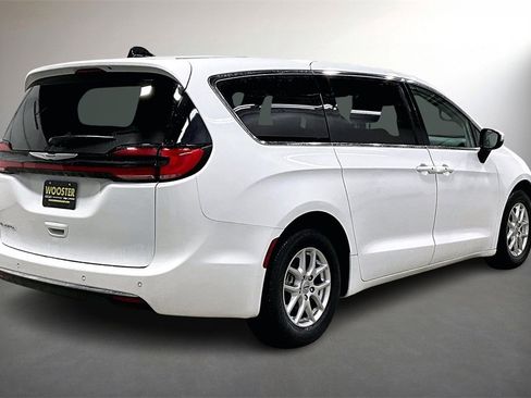 Used 2023 Chrysler Pacifica Touring-L image 5