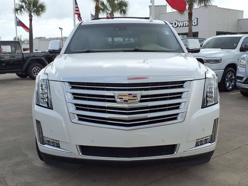 Used 2018 Cadillac Escalade ESV Platinum RWD image 2