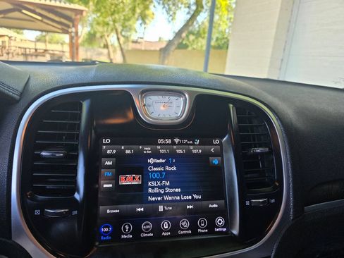 Used 2018 Chrysler 300 Limited RWD image 23