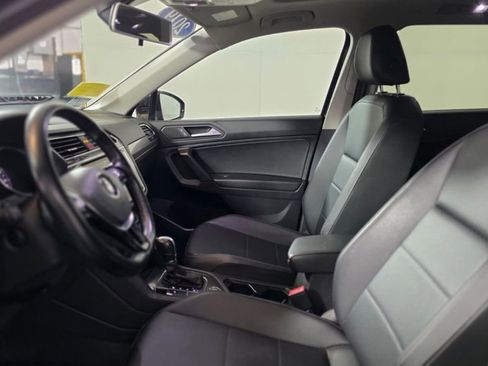 Used 2019 Volkswagen Tiguan SE w/ Panoramic Sunroof Package image 17