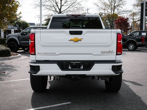Used 2024 Chevrolet Silverado 2500 High Country w/ High Country Premium Package image 9