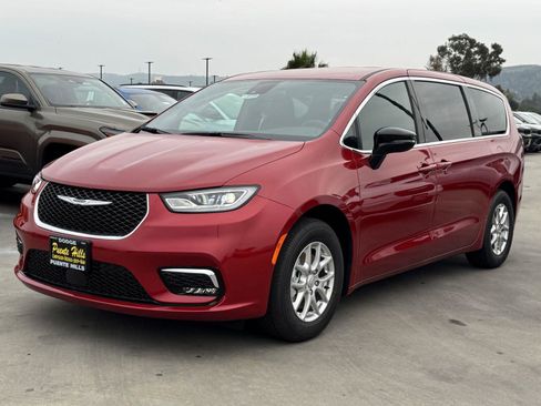 New 2026 Chrysler Pacifica Select image 3