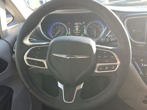 Used 2024 Chrysler Pacifica Touring-L image 20