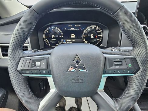 Used 2025 Mitsubishi Outlander 4WD Plug-In Hybrid image 12