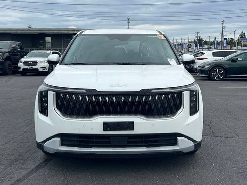 Used 2025 Kia Carnival FWD image 4