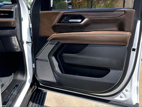 Used 2026 GMC Yukon XL Denali Ultimate w/ LPO, Floor Liner Package AWD/4WD image 26