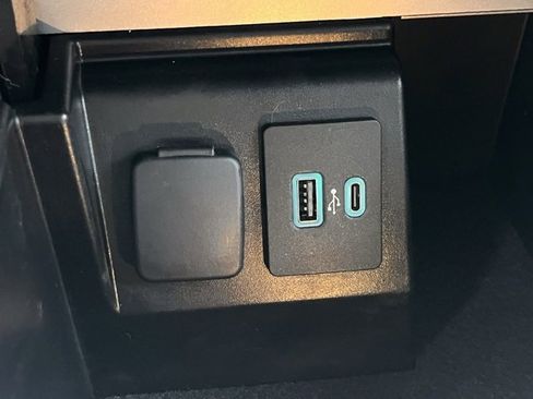 Used 2022 Ford Explorer XLT w/ Equipment Group 202A image 23