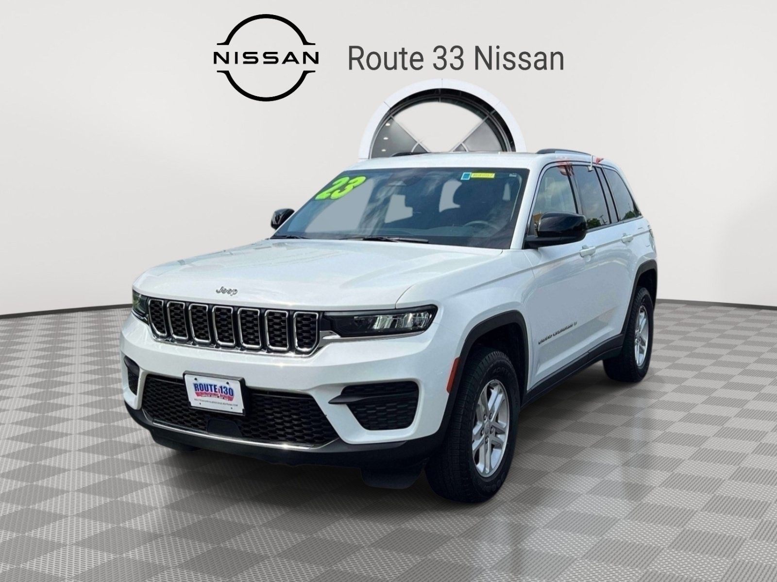 Used 2023 Jeep Grand Cherokee Laredo AWD/4WD image 2