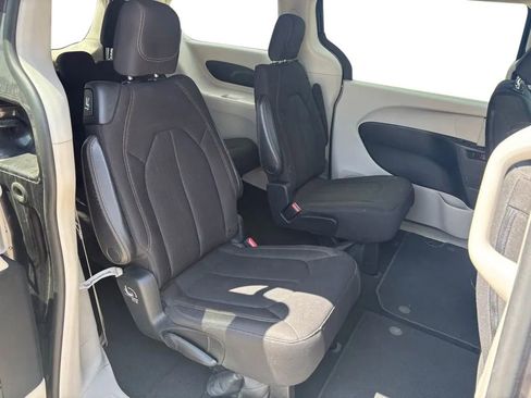 Used 2017 Chrysler Pacifica Touring w/ Tire & Wheel Group FWD image 26
