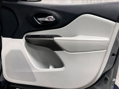 Used 2020 Jeep Cherokee Limited image 12