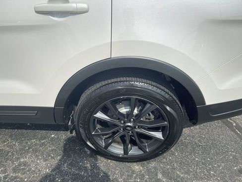Used 2018 Ford Explorer XLT w/ Equipment Group 202A AWD/4WD image 33