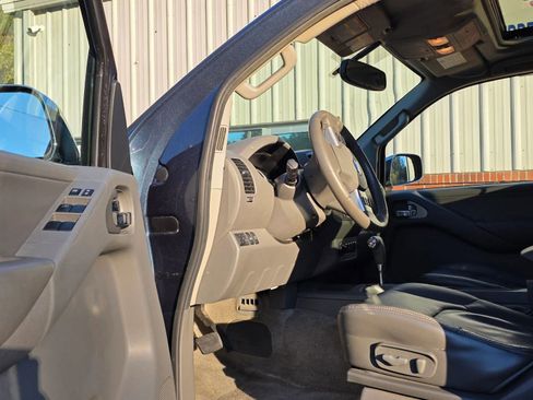 Used 2013 Nissan Frontier SL w/ Moonroof Pkg image 10