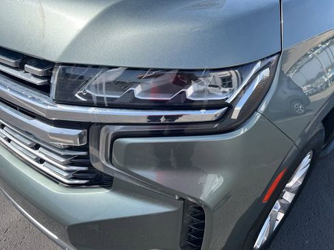 Used 2023 Chevrolet Suburban Premier image 13