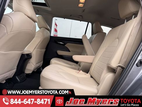Used 2024 Toyota Highlander XLE image 30