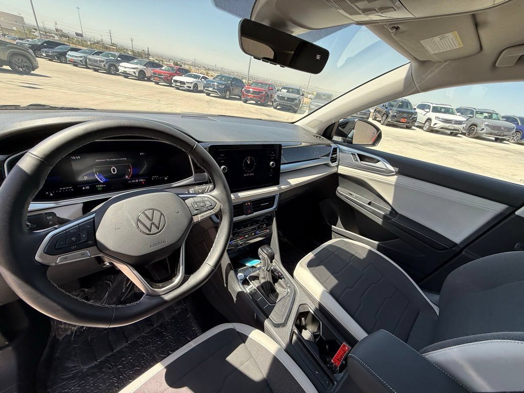 Certified 2025 Volkswagen Taos SE FWD image 12