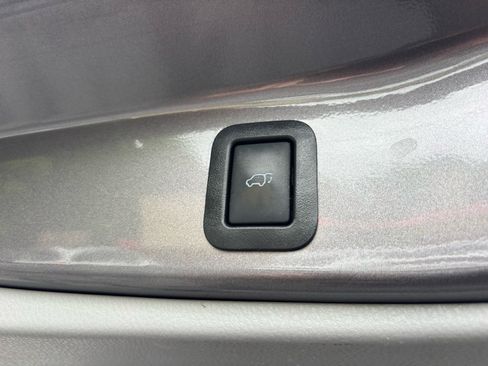Used 2019 Toyota Highlander XLE FWD image 13