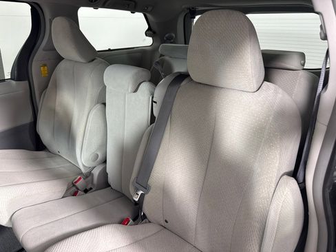 Used 2014 Toyota Sienna LE image 19
