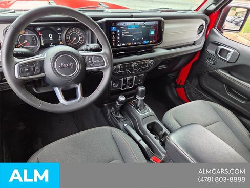 Used 2025 Jeep Wrangler Unlimited Sahara AWD/4WD image 11