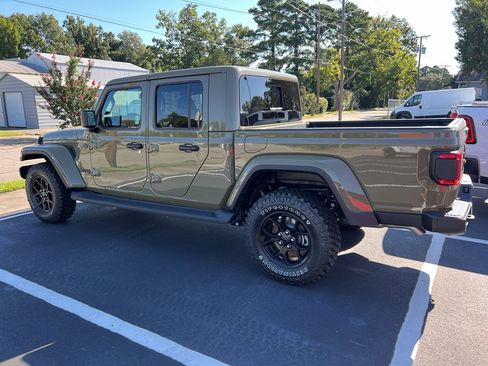 New 2025 Jeep Gladiator Sport image 11