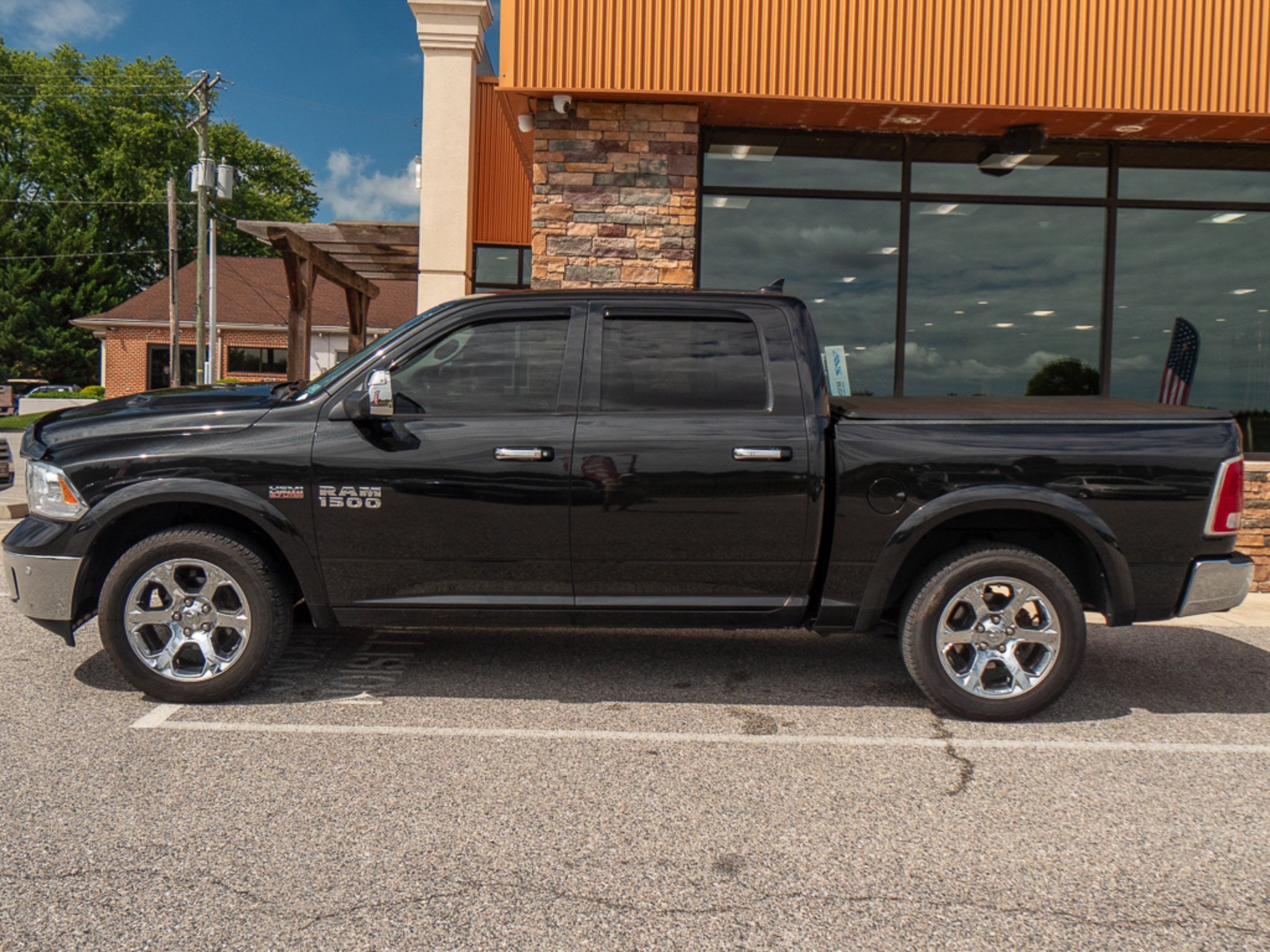 Used 2017 RAM 1500 Laramie AWD/4WD image 6