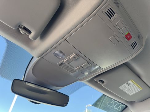 Certified 2025 Volkswagen Taos SE image 31