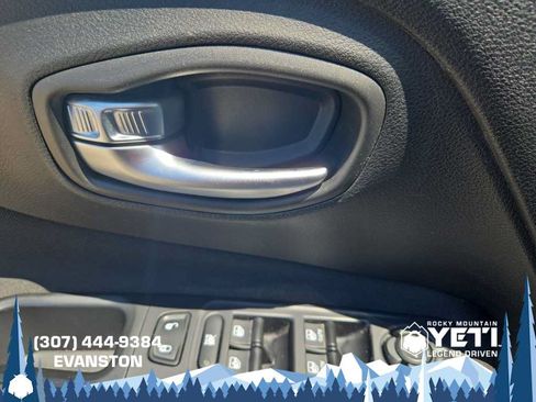 Used 2017 Jeep Renegade Latitude w/ Cold Weather Group AWD/4WD image 29