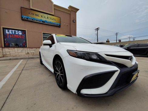 Used 2021 Toyota Camry SE FWD image 2