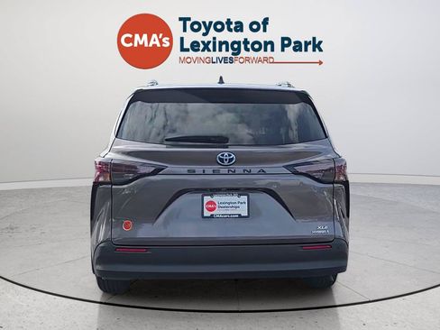 Used 2024 Toyota Sienna XLE FWD image 4