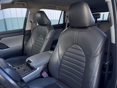 Used 2022 Toyota Highlander LE image 2