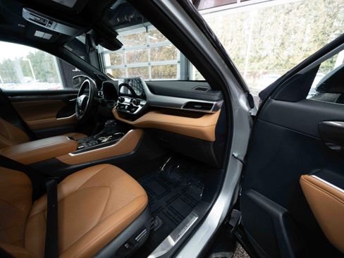 Used 2024 Toyota Highlander Platinum image 23