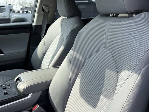 Used 2023 Toyota Highlander LE image 29