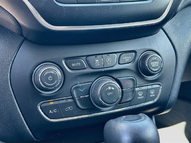 Used 2019 Jeep Cherokee Latitude Plus w/ Trailer Tow Group AWD/4WD image 16