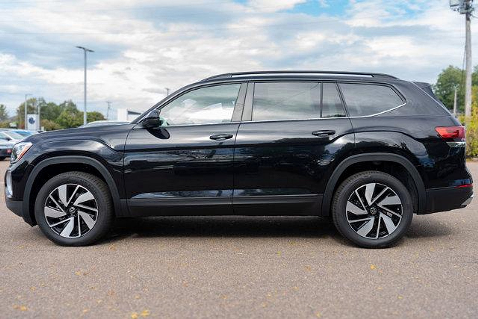 Used 2026 Volkswagen Atlas SE AWD/4WD image 3