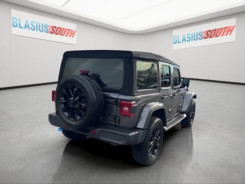 Used 2024 Jeep Wrangler Unlimited Sahara w/ Technology Group AWD/4WD image 3