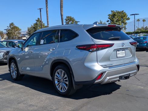 New 2025 Toyota Highlander Platinum image 9