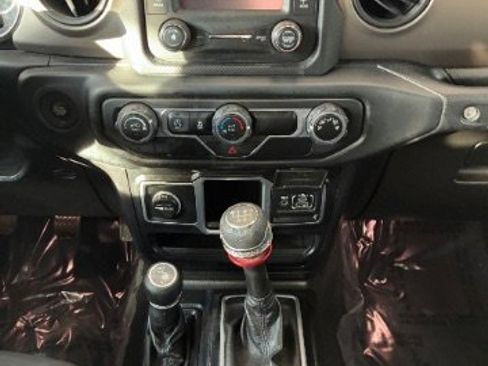 Used 2018 Jeep Wrangler Unlimited Sport image 19