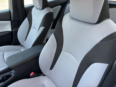 Used 2022 Toyota Prius LE image 14