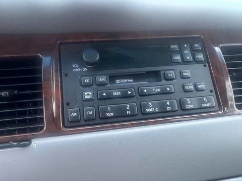 Used 1998 Lincoln Town Car Executive image 22