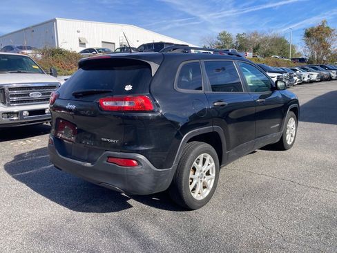 Used 2017 Jeep Cherokee Sport image 4