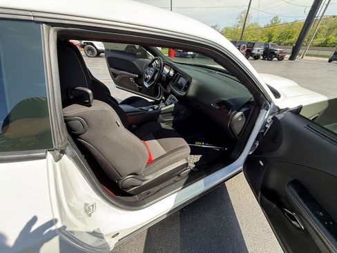 Used 2020 Dodge Challenger SRT Hellcat RWD image 32