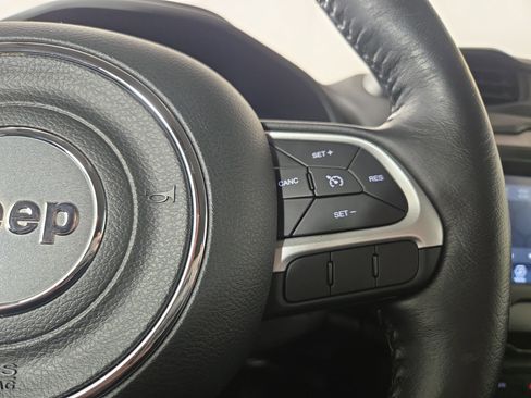 Certified 2018 Jeep Renegade Latitude w/ Cold Weather Group image 17