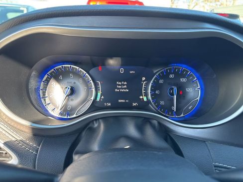 Used 2022 Chrysler Pacifica Touring-L image 45