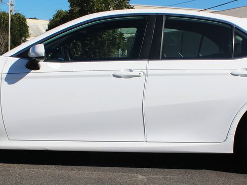 Used 2020 Toyota Camry LE image 2