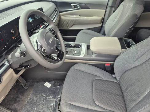 New 2026 Kia Carnival LX FWD image 10